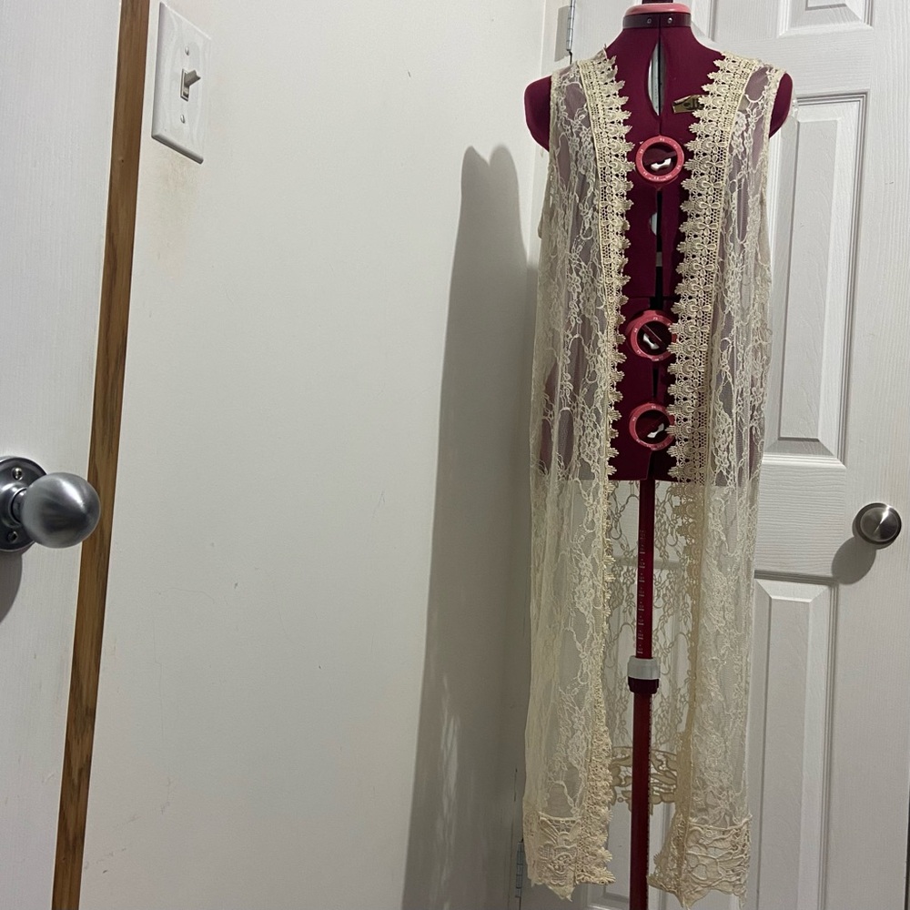 Poof New York Women Cream Lace sleeveless Vest. Size L.